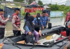 Emak-emak Hingga Nakes Naik Perahu Karet Brimob Sebrangi Banjir